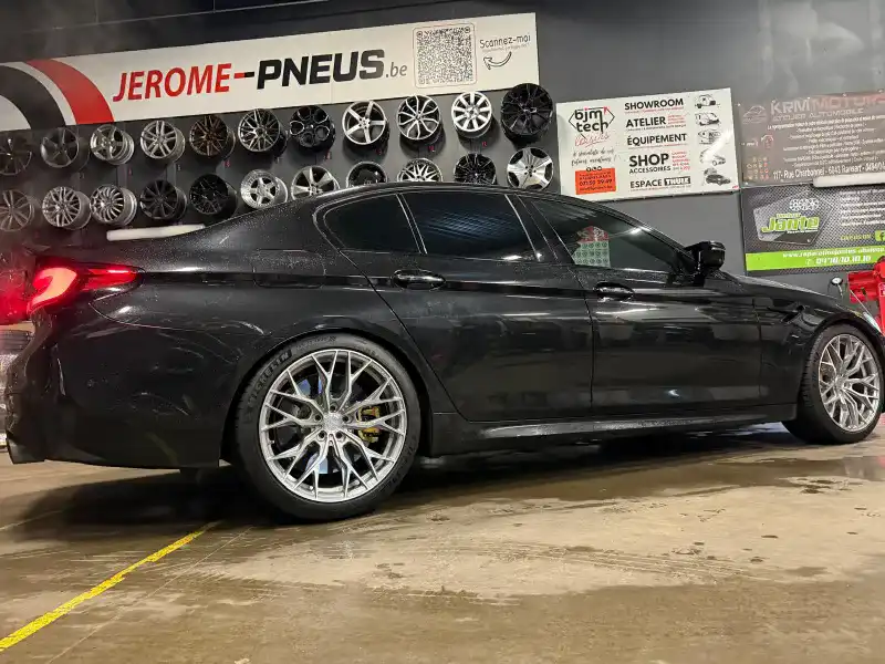 BMW M5 dans l'atelier pneus de Jérôme-Pneus à Gosselies
