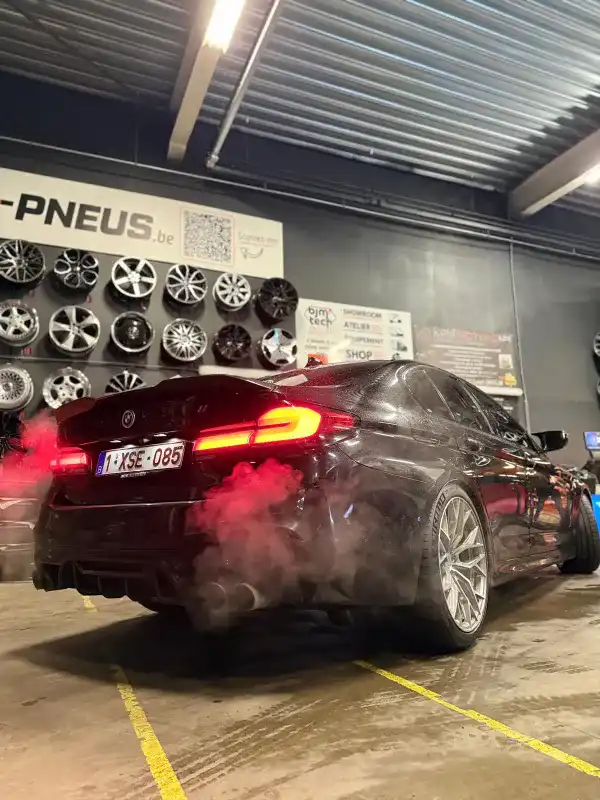 BMW M5 préparée par Jérôme-Pneus à Gosselies