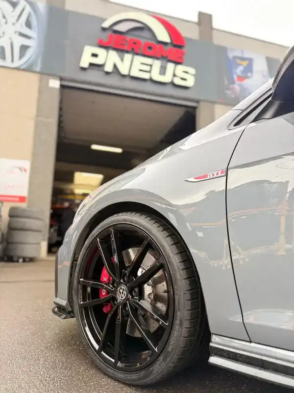 Volkswagen Golf GTI avec jantes noires chez Jérôme-Pneus à Gosselies