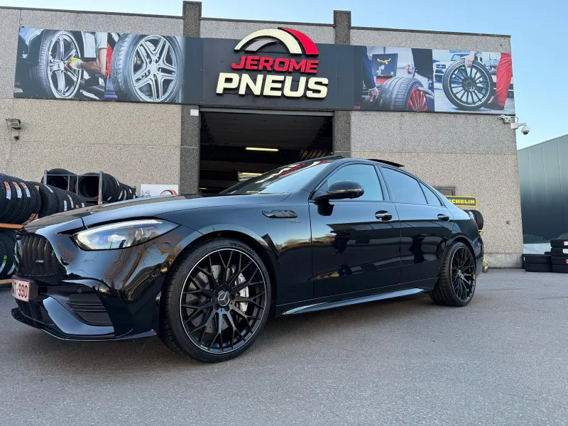 Mercedes-AMG devant le garage Jérôme-Pneus à Gosselies (Charleroi)