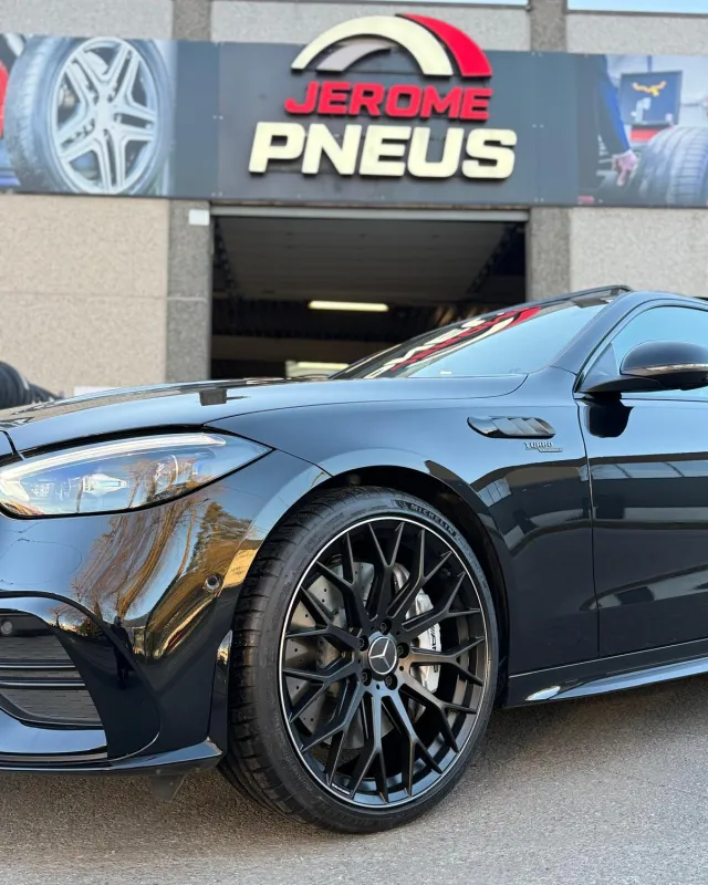 Coupé Mercedes-AMG devant le garage Jérôme-Pneus à Gosselies