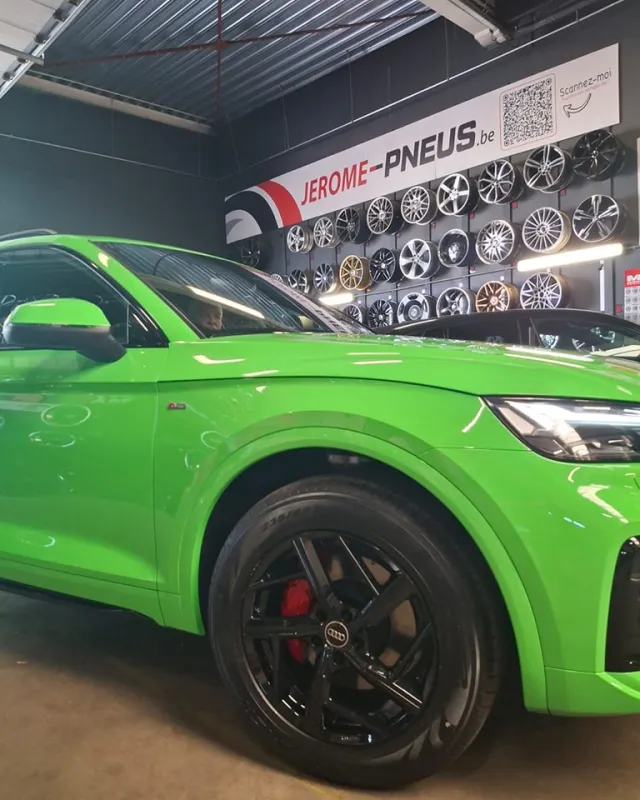 Audi SQ5 et mur de jantes dans le showroom Jérôme-Pneus à Gosselies