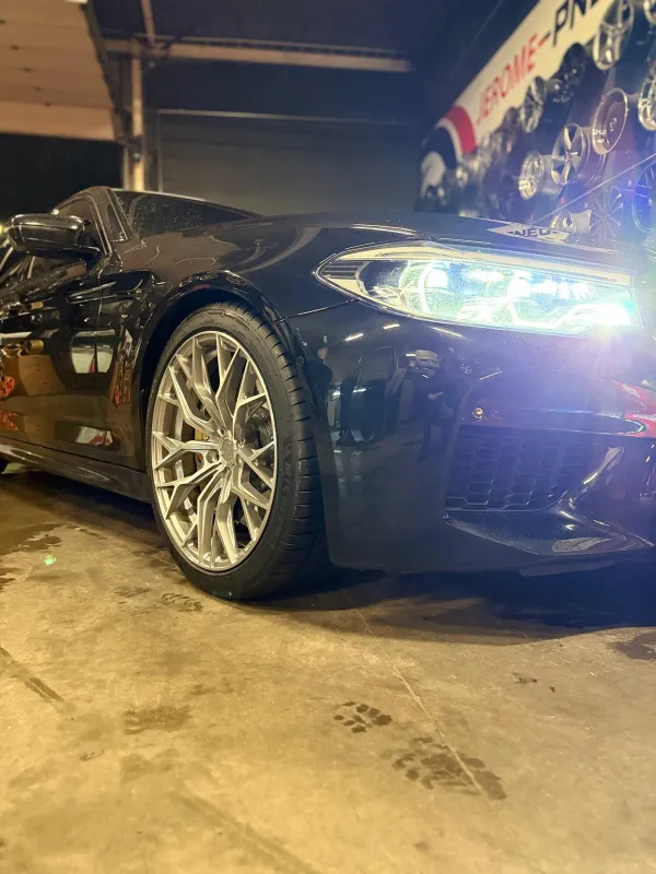 Détail d'une jante alu montée sur BMW chez Jérôme-Pneus à Gosselies