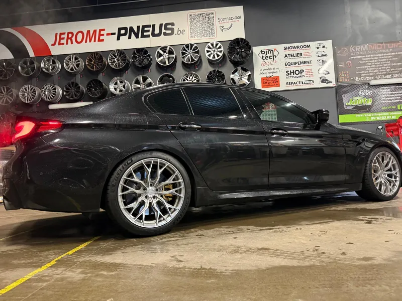 BMW M5 dans l'atelier pneus de Jérôme-Pneus à Gosselies
