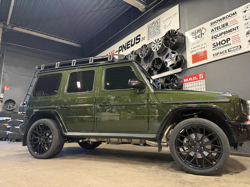 Mercedes Classe G en atelier pour un montage de pneus à Gosselies