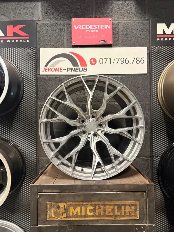 Jante Concaver exposée dans le showroom de Jérôme-Pneus à Gosselies