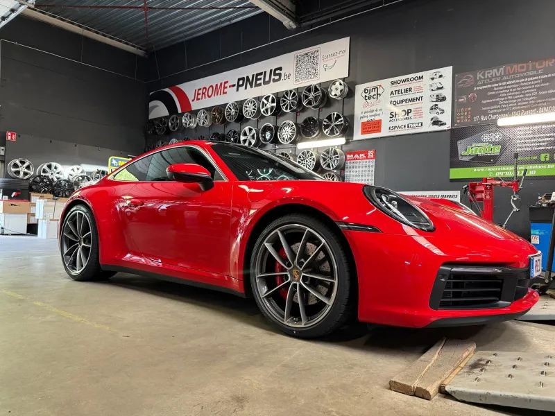Porsche 911 rouge dans l'atelier de Jérôme-Pneus à Gosselies